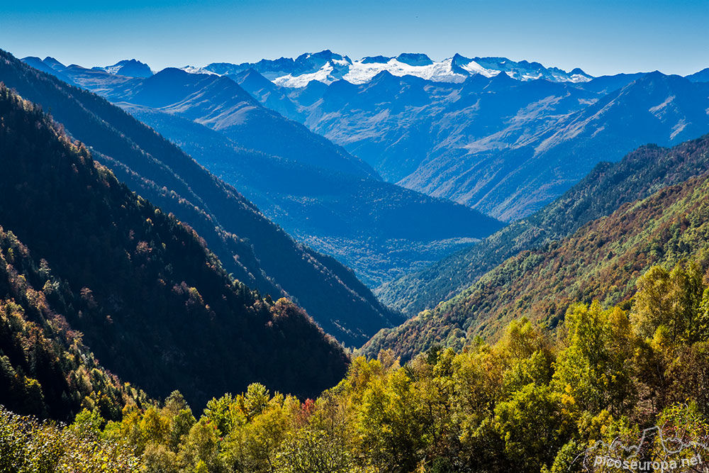 En la carretera de subida al Salt deth Pish en la Vall d'Aran, Pirineos, Catalunya.